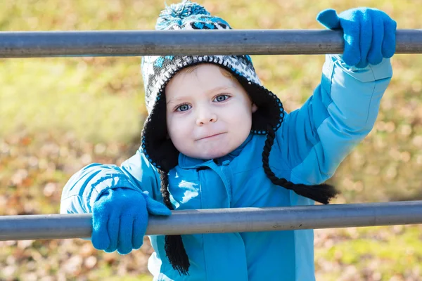 Lilla barn pojke att ha roligt på lekplatsen — Stockfoto