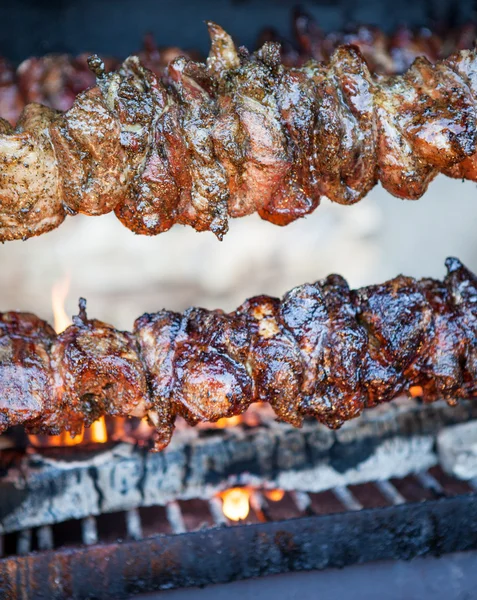 Grote vlees rolt op barbecue grill — Stockfoto