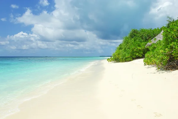 Isola tropicale delle Maldive e spiaggia nell'oceano Indiano — Foto Stock