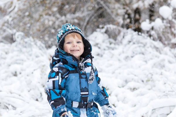 Toddler boy having fun with snow on winter day — Stock Photo, Image