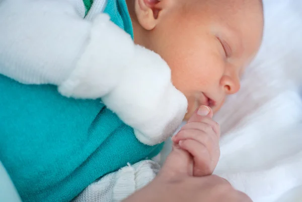 Niño recién nacido de solo unas horas de edad — Foto de Stock