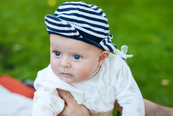 Bonito menino no jardim de verão — Fotografia de Stock