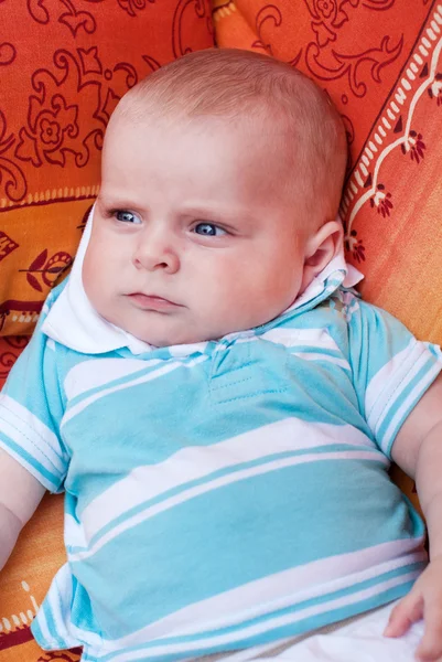 Pequeño bebé acostado en un columpio —  Fotos de Stock