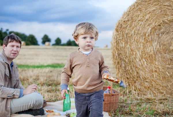 Ο πατέρας και το όμορφο μικρό παιδί αγόρι κάνοντας πικ νικ το καλοκαίρι — Φωτογραφία Αρχείου