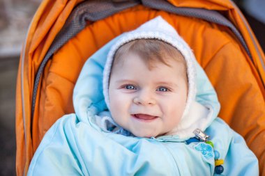 küçük oğlu sıcak kış giysileri açık