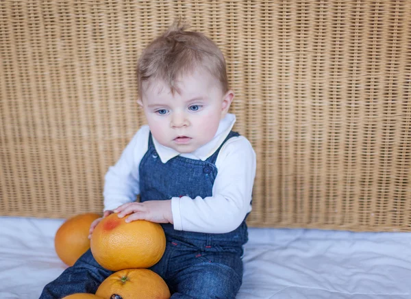 Adorable bébé garçon jouant avec des oranges — Photo