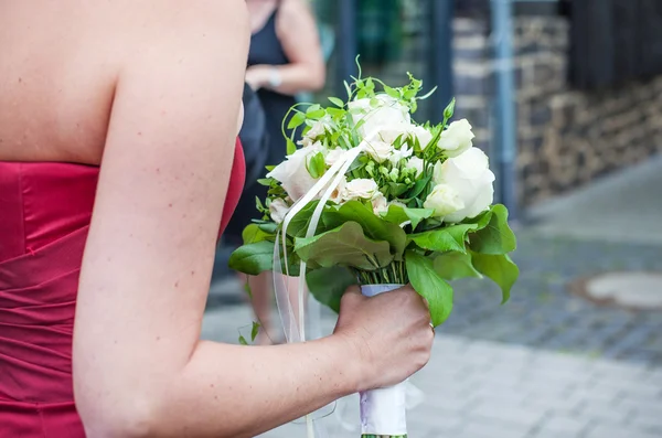 Svatební kytice bílých růží a bílé květy — Stock fotografie