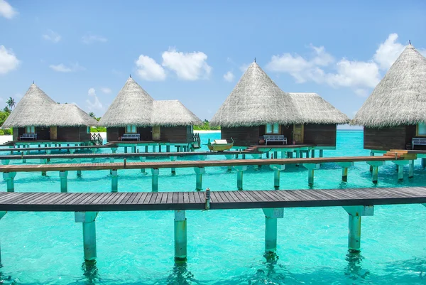 Vatten villor på tropisk ö på Maldiverna — Stockfoto
