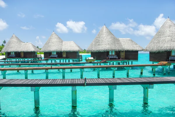 Water villas op tropische eiland in de Maldiven — Stockfoto