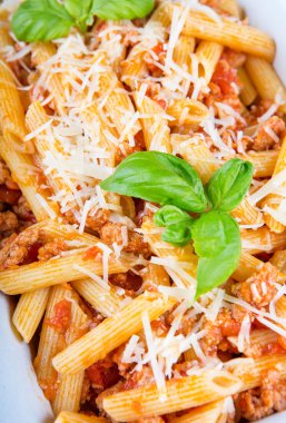 İtalyan makarna et sosu ve parmesan peyniri ile