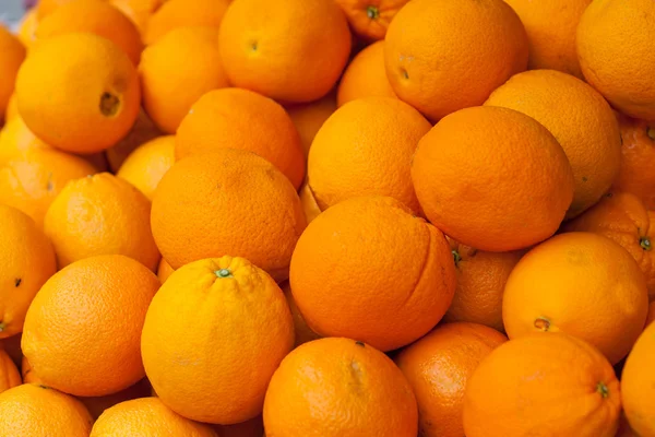 Sinaasappelen op landbouwer markt — Stockfoto