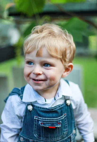 Portret roześmiany trochę szczęśliwy chłopiec — Zdjęcie stockowe