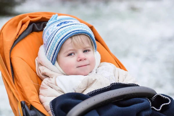 Liten pojke ett år gammal i varma vinterkläder — Stockfoto