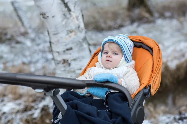 Liten pojke ett år gammal i varma vinterkläder — Stockfoto