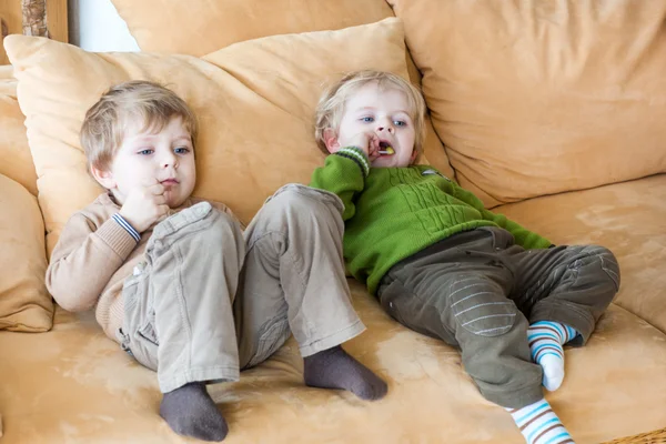 Twee kleine broertje jongens kijken tv binnen — Stockfoto