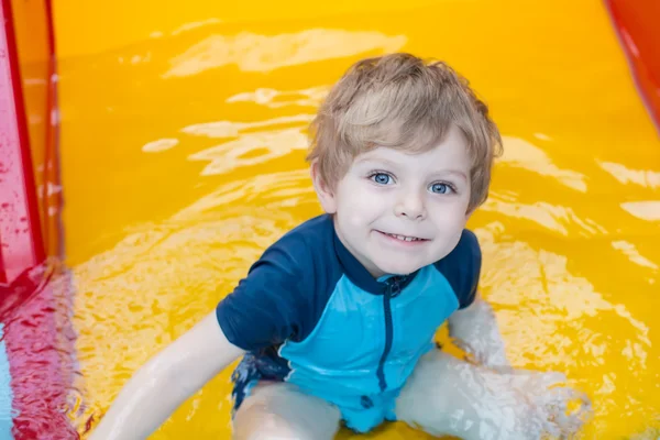 Bambino ragazzo nuotare, divertirsi e giocare in acqua — Foto Stock