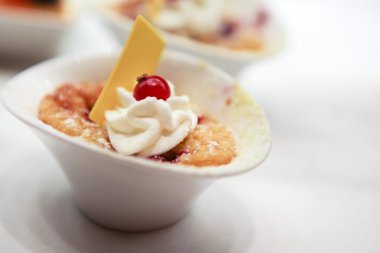 tatlı tatlı - Creme brulee, karamel ve kırmızı üzümü