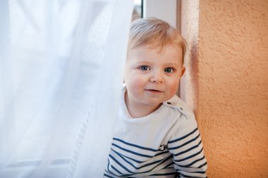 kapalı mavi gözlü sevimli bebek