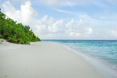 Hint Okyanusu'nda tropikal Maldiv Adası