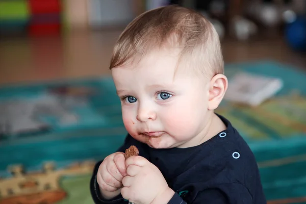 Adorable niño pequeño con cara de chocolate sucio — Foto de Stock