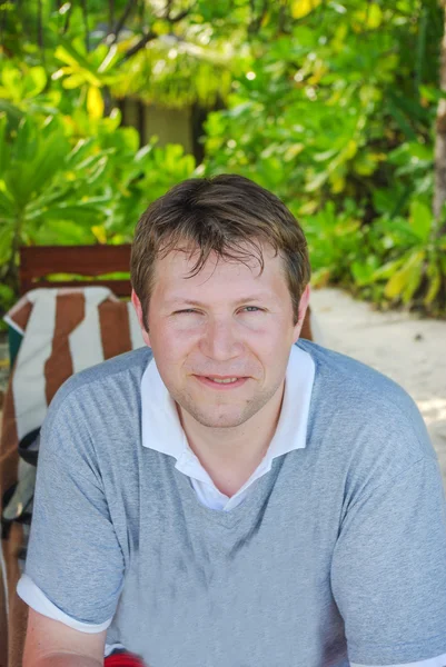 Young man on white sand beach on Maldives — Stock Photo, Image