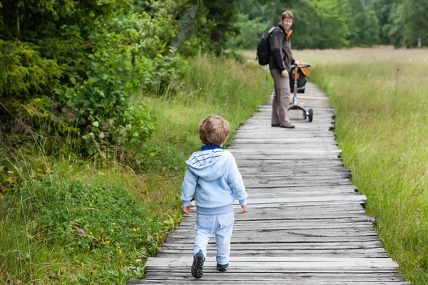 Szőke kisfiú és apja természetvédelmi park séta — Stock Fotó