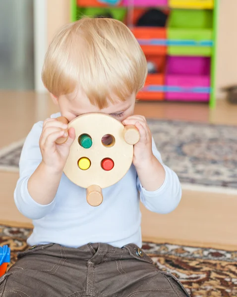 Lilla barn pojke leker med trä leksaker — Stockfoto