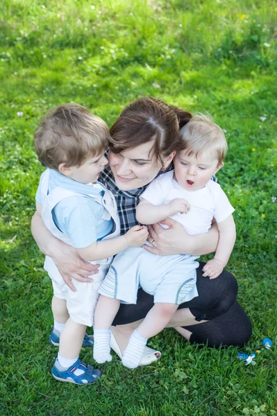 Молода мати і двоє маленьких хлопчиків — стокове фото