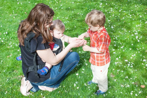 Joven madre y dos niños pequeños — Foto de Stock