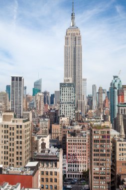 New York Şehri Manhattan şehir merkezi gökdelenleri ve mavi gökyüzü manzaralı