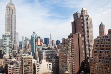 New York Şehri Manhattan şehir merkezi gökdelenleri ve mavi gökyüzü manzaralı