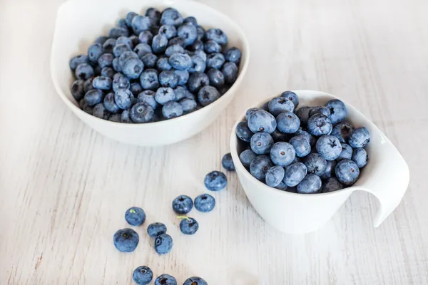 White bowl cup with fresh ripe blueberries — Stock Photo, Image