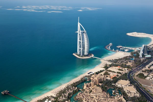 Dubai, Birleşik Arap Emirlikleri. Burj al arab yukarıda