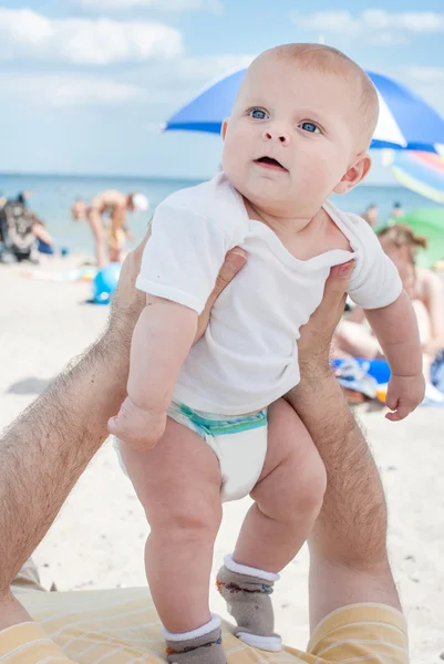 Bel bambino all'aperto sulla spiaggia in estate — Foto Stock