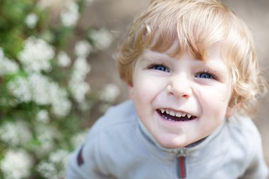 Sarı tüyleri olan küçük şirin yürümeye başlayan çocuk