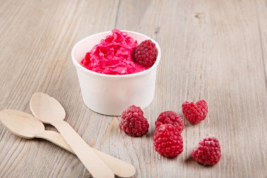 Bütün ahududu ile krem buz yoğurt frozen