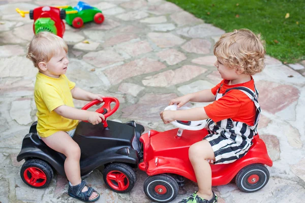 Deux petits frères tout-petits jouant avec des voitures — Photo