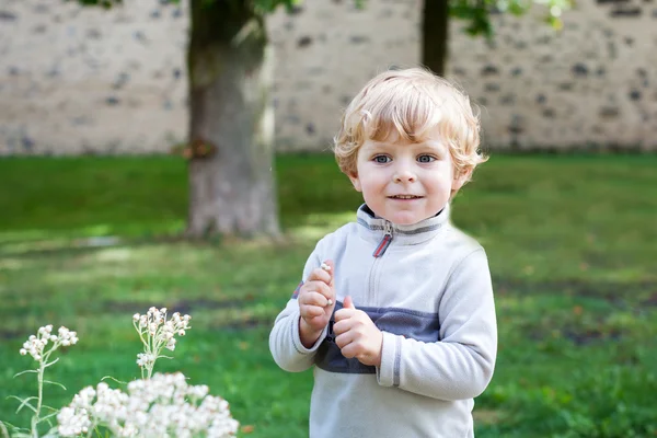 Lilla söta barn pojke med blont hår — Stockfoto