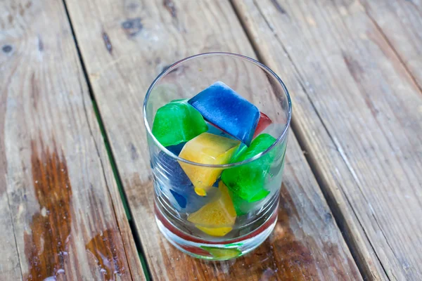 Красочные кубики льда в стакане — стоковое фото