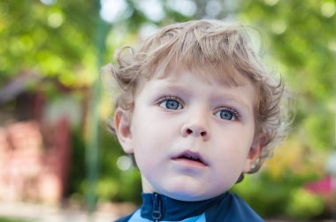 Balkonda güzel sarışın yürümeye başlayan çocuk