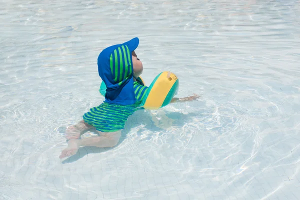 Piccolo bambino che gioca in piscina — Foto Stock