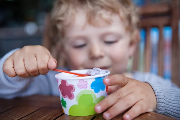 Маленький ребенок ест мороженое летом — стоковое фото