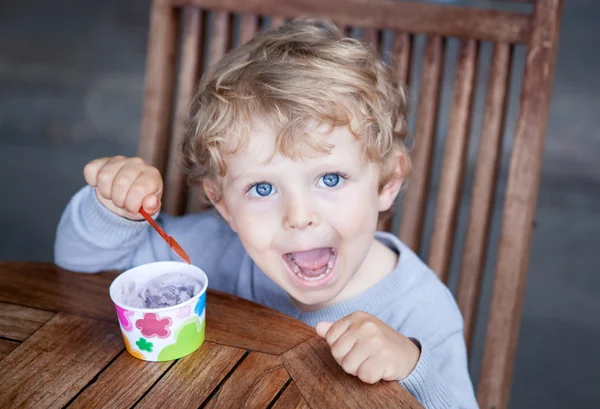 Petit bambin manger de la crème glacée été — Photo