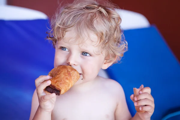 Bedårande barn pojke med smutsiga choklad ansikte — Stockfoto