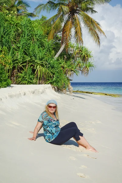 Giovane donna sulla spiaggia di sabbia bianca alle Maldive — Foto Stock