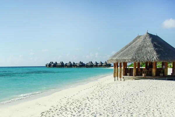 Ville sull'acqua sull'isola tropicale alle Maldive — Foto Stock