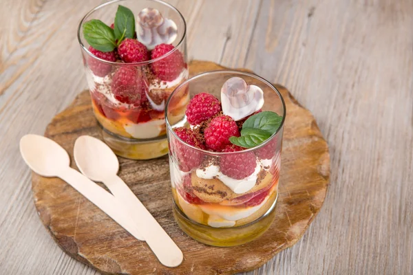 Dolce dessert tiramisù con lampone — Foto Stock