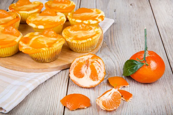 Vers gebakken mini clementine kaastaart in muffin vormen — Stockfoto