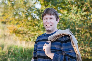 güneşli yaz ormanda genç adam