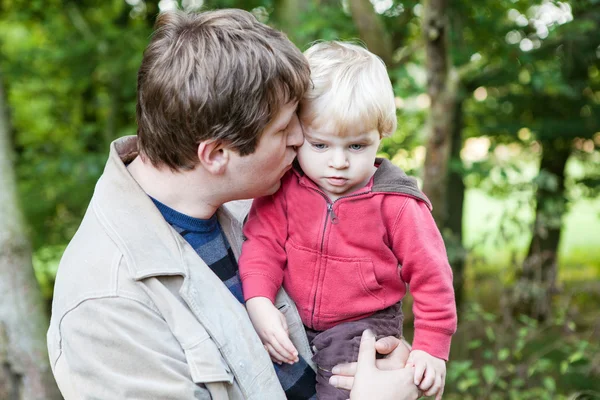 Joven padre y bebé en el bosque de primavera — Foto de Stock